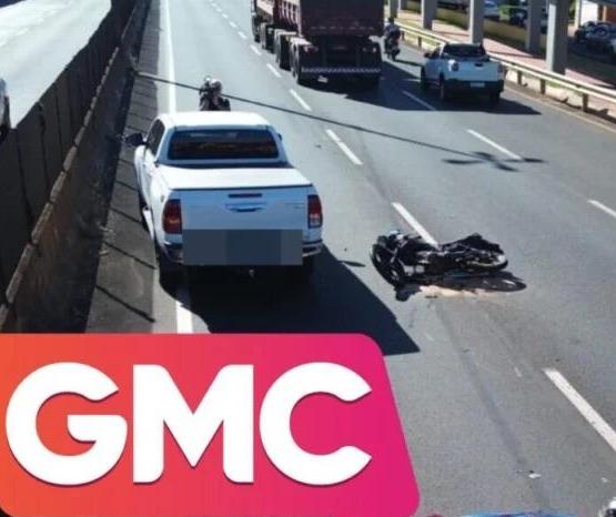 Garupa morre e motociclista fica gravemente ferido em acidente na Avenida Colombo