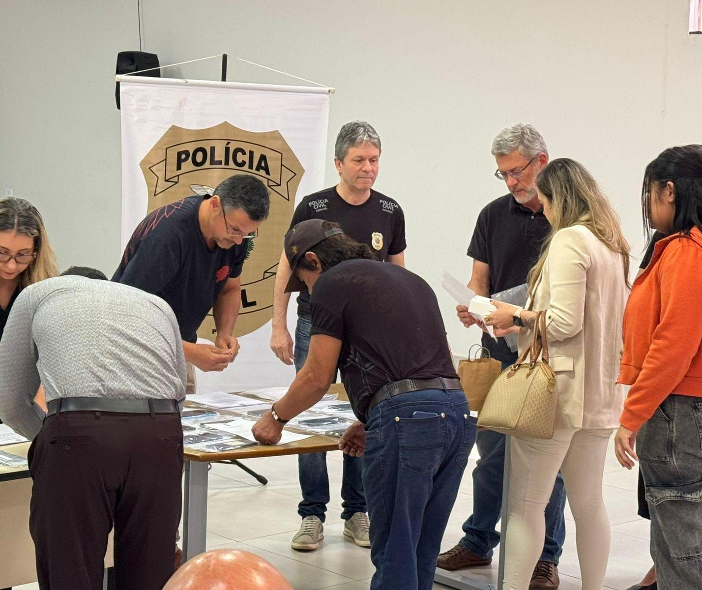 PC entrega a proprietários 30 celulares furtados ou roubados