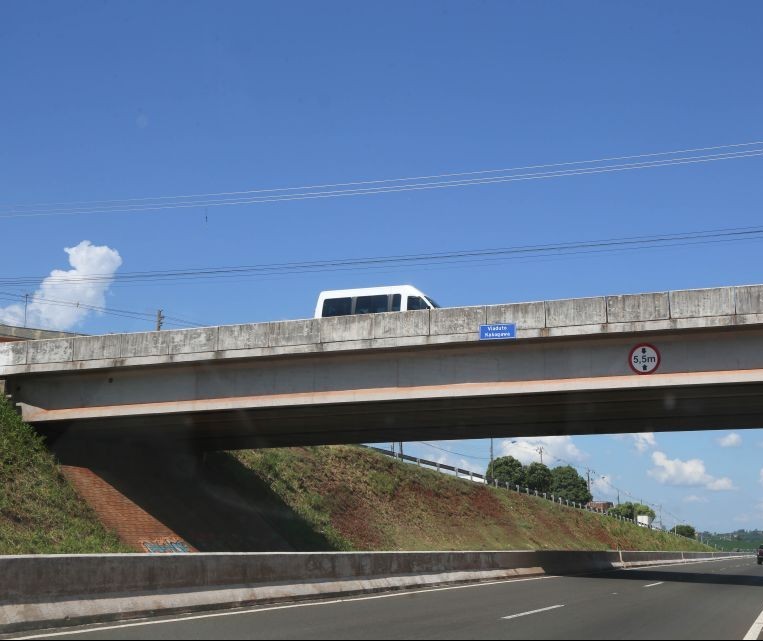 Derramamento de carga deixa tráfego em meia pista