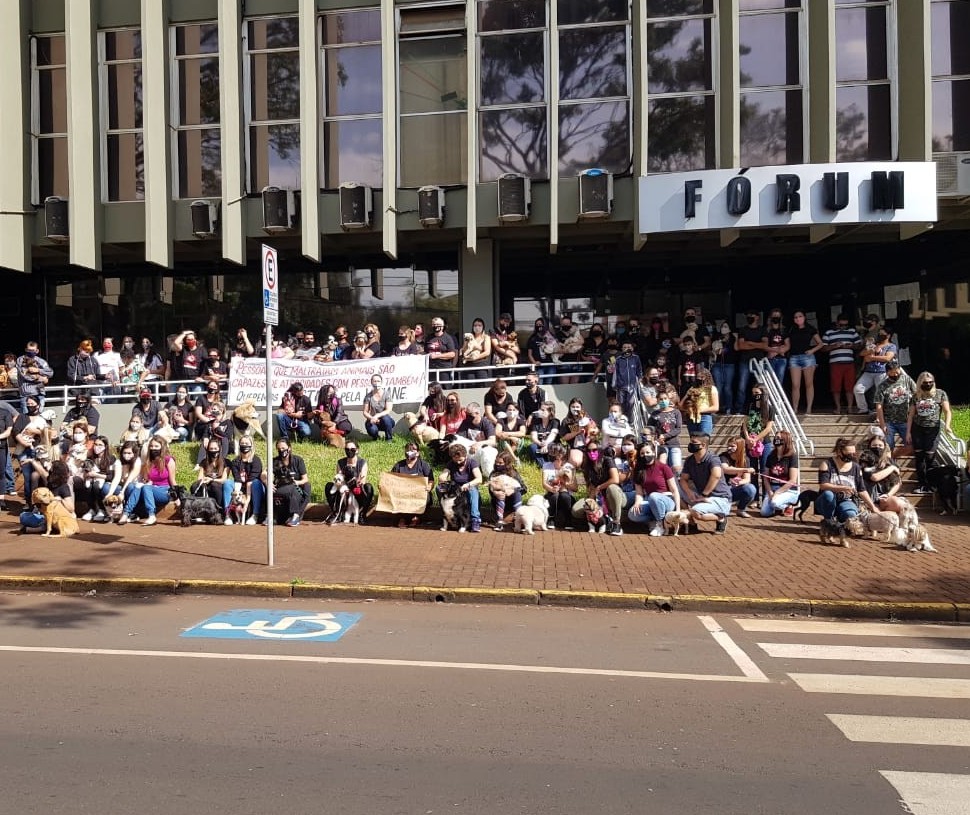 Protesto em frente ao Fórum pede justiça para Viviane Santos