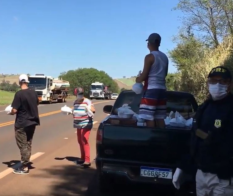 PRF auxilia em trabalho solidário destinado a caminhoneiros