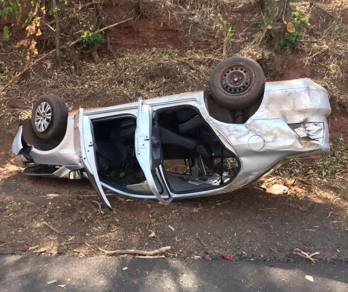 Carro capota e quatro pessoas ficam feridas na PR-463, perto de Colorado