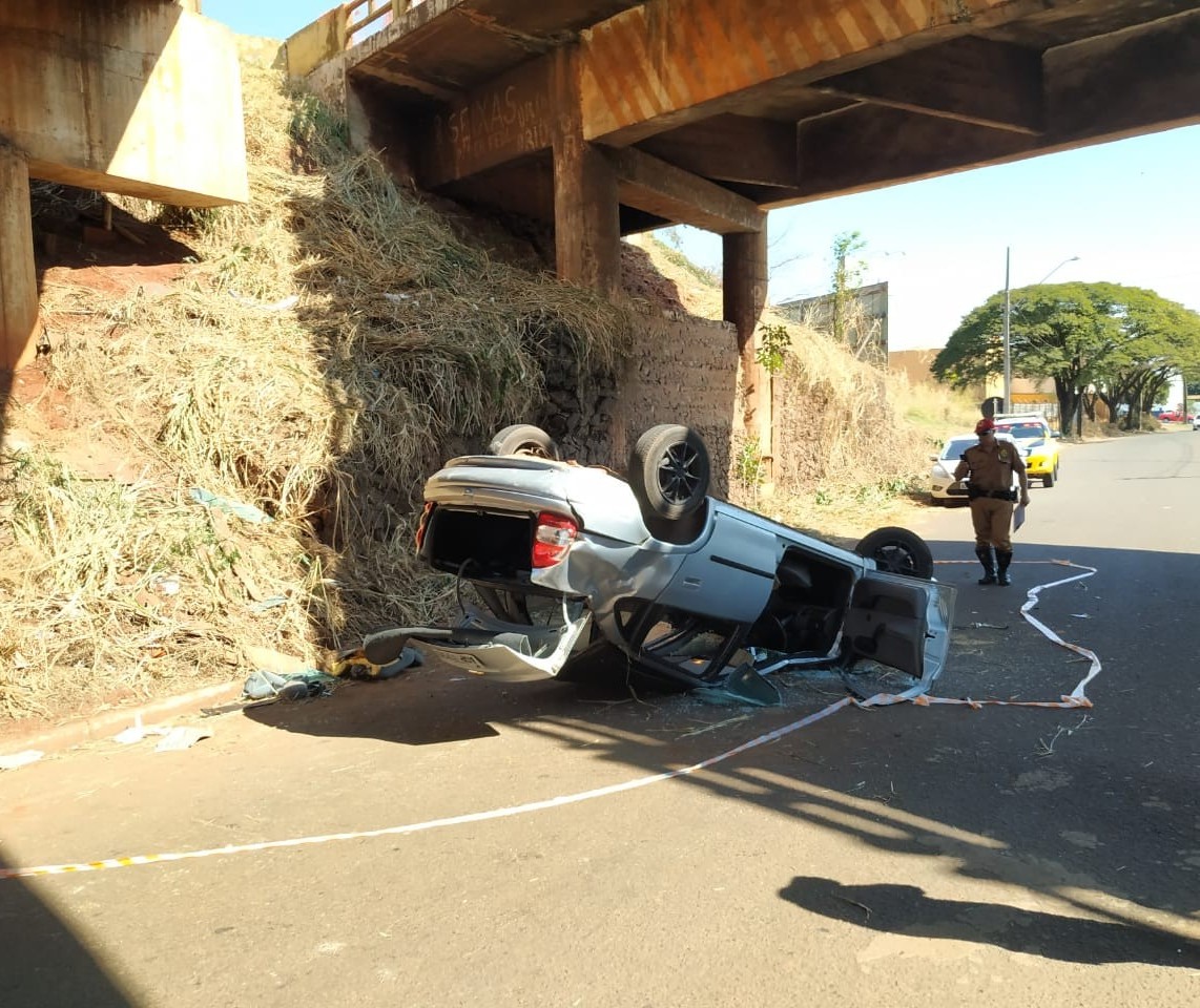 Bombeiros resgatam motorista de carro que caiu de viaduto