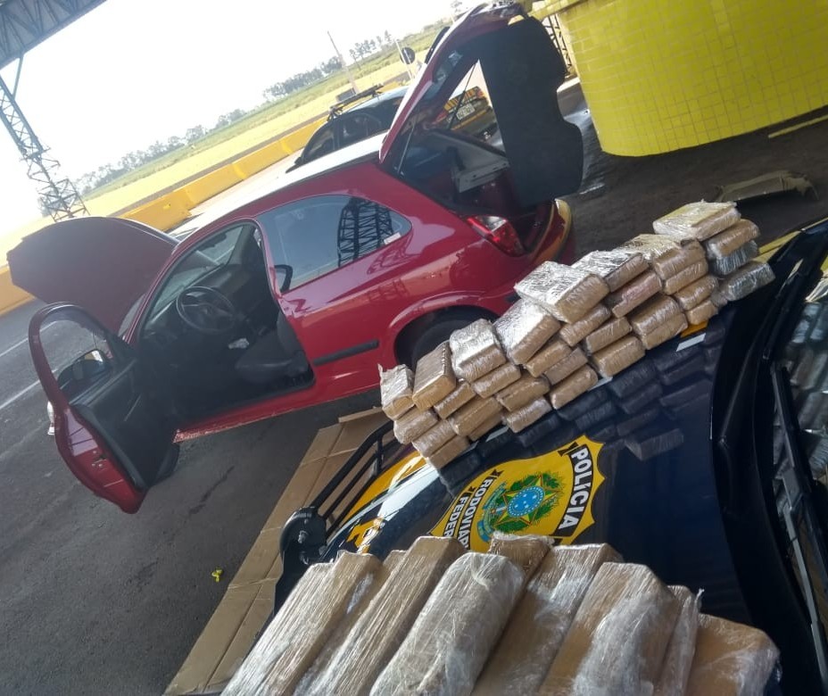 PRF apreende veículo com 46 quilos de maconha