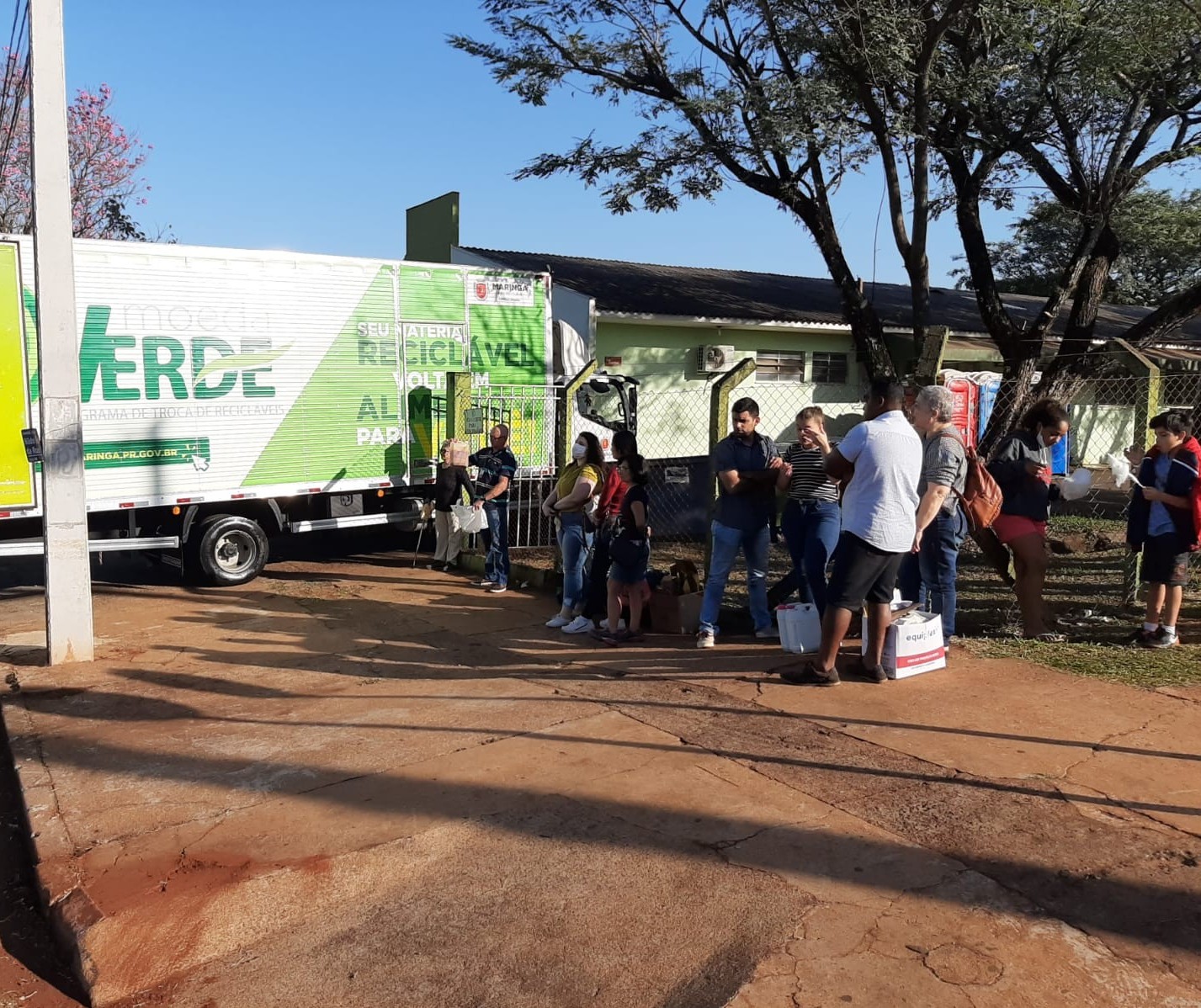 Maringaenses realizam troca de recicláveis e óleo usado por alimentos