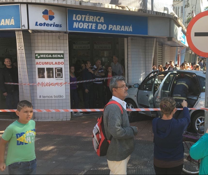 Carro é atingido por outro e vai parar em lotérica