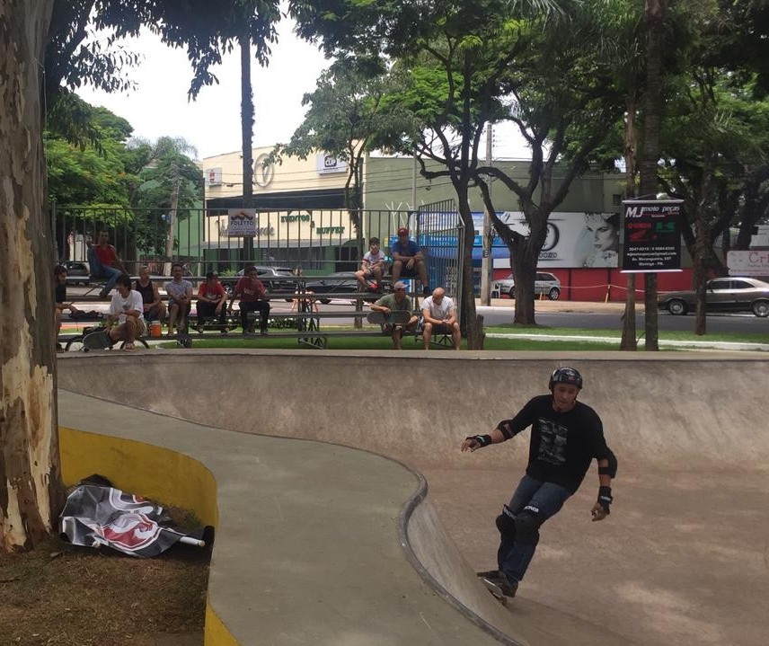 Moradores lotam praça após revitalização