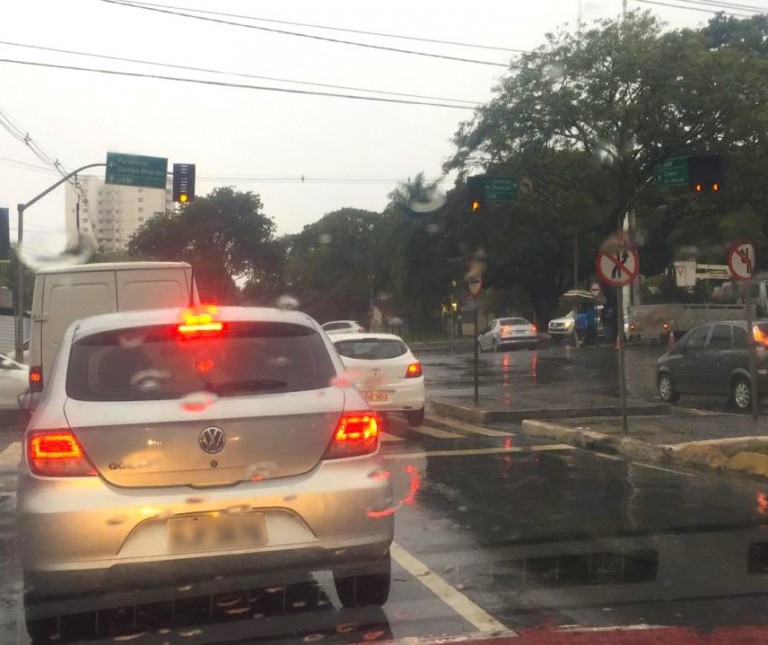 Três sinaleiros estão desligados no centro de Maringá