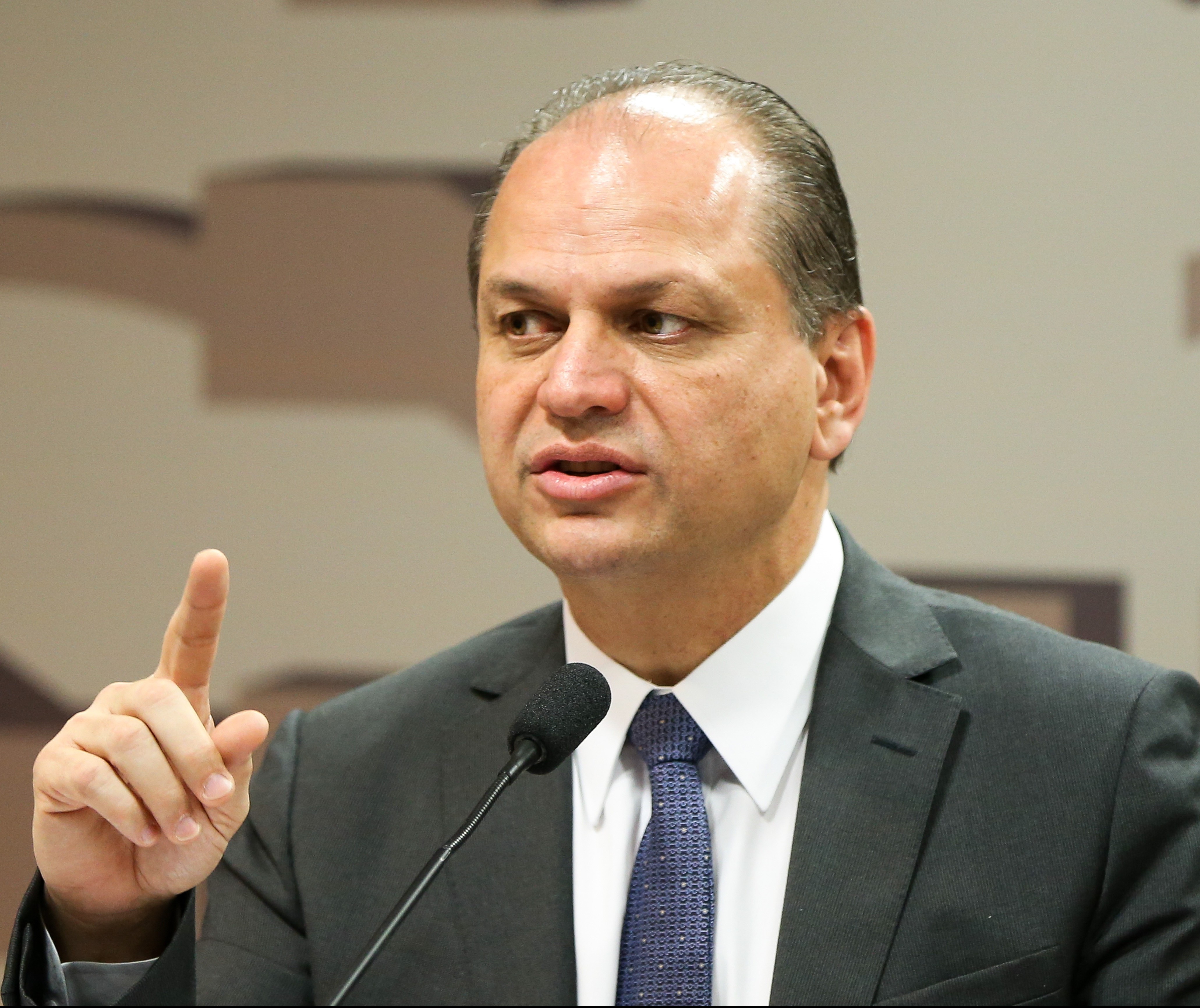 Ricardo Barros define data para deixar Ministério da Saúde