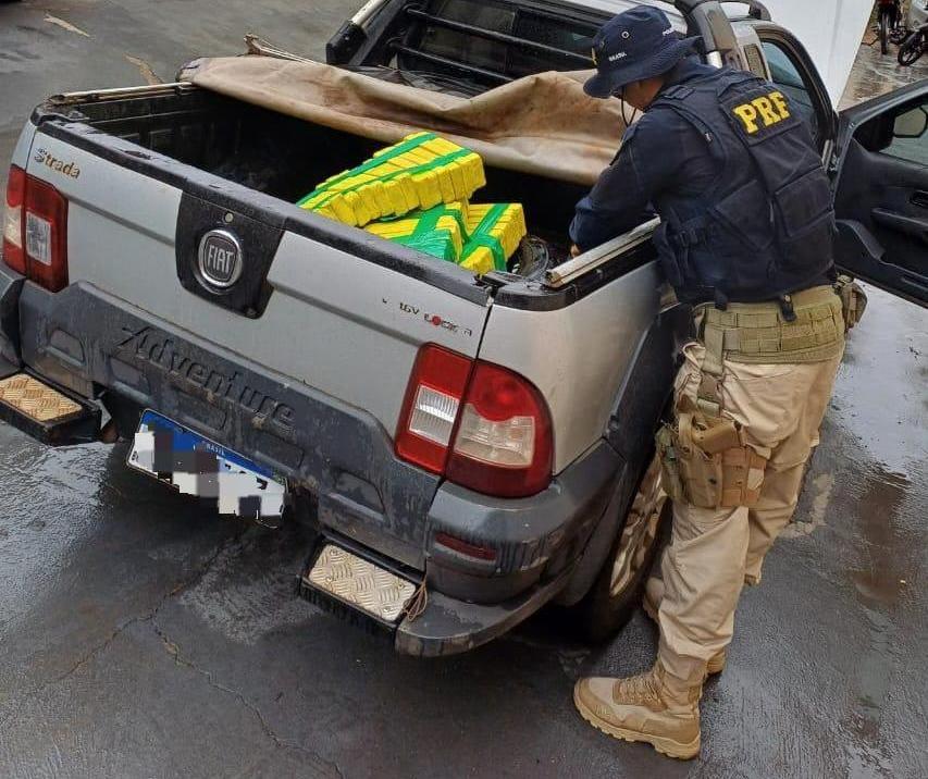 Utilitário é apreendido com 280 kg de maconha na região
