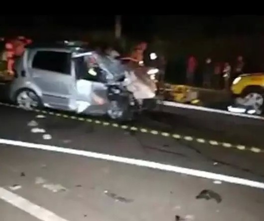 Motor se desprende de carro em batida que deixou motorista ferido na BR-376, em Maringá