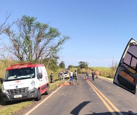 Motociclista bate contra carreta e morre na PR-317  