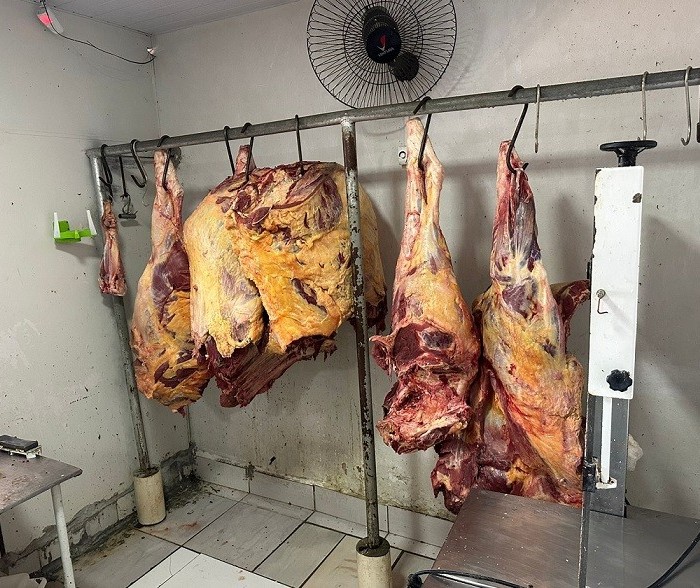 Dono de açougue é preso por receptação de carne de animal furtado no pasto 