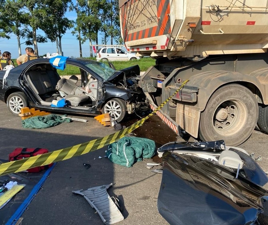 Carro invade posto de combustíveis na BR-376 e bate em caminhão estacionado