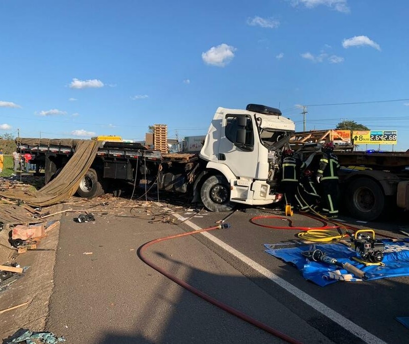 Colisão entre dois caminhões deixa um morto e um ferido na BR-376