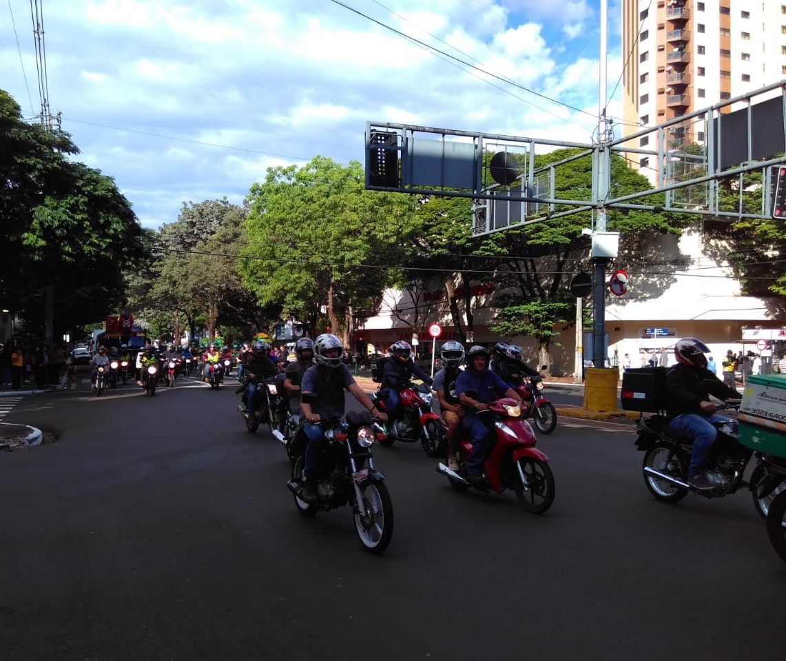 Motociclistas e caminhoneiros fazem carreata no centro de Maringá