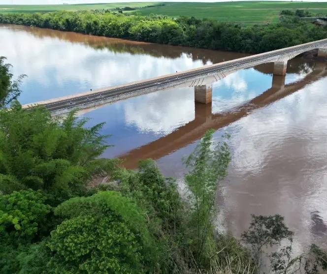 Interdição na ponte: balsa no Rio Piquiri, na BR-272, começa a operar