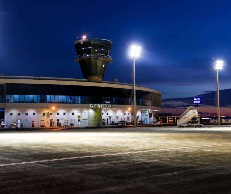 Avião com 111 pessoas derrapa durante pouso no aeroporto de Maringá