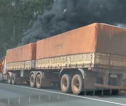 Caminhão carregado de soja pega fogo na BR-376, em Alto Paraná