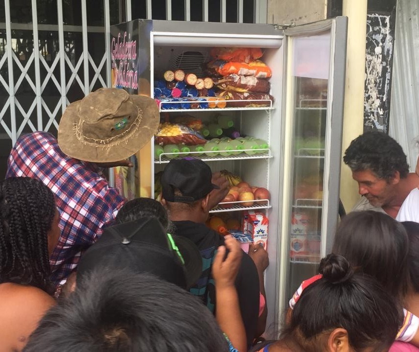 Maringá ganha geladeira solidária