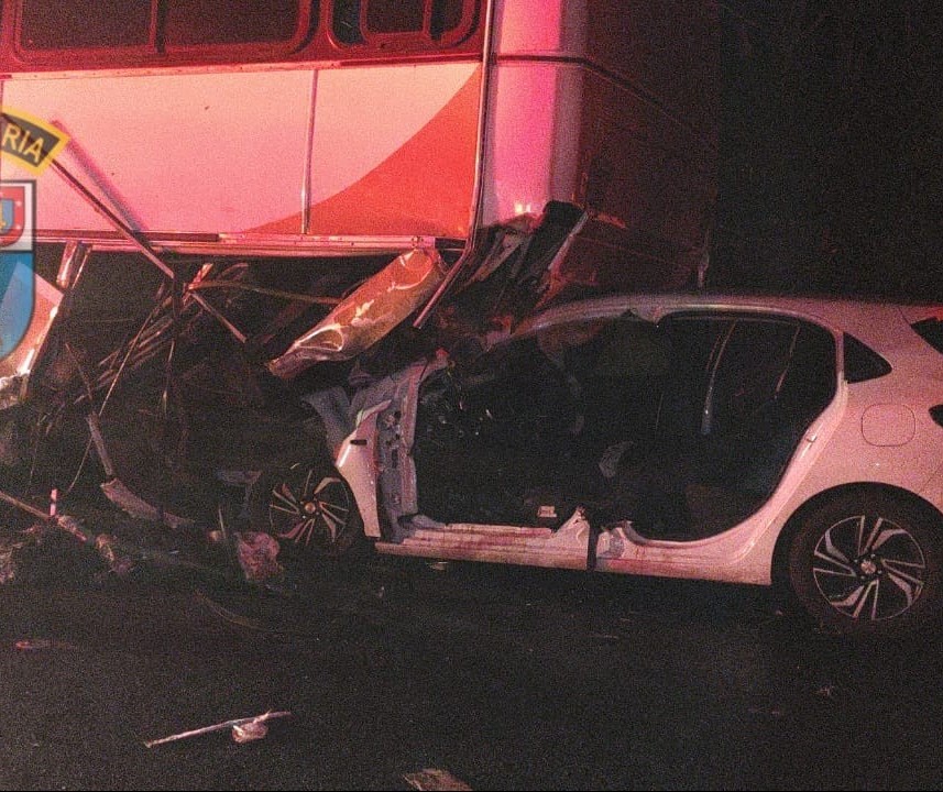 Casal morre carbonizado após grave acidente envolvendo dois carros e ônibus