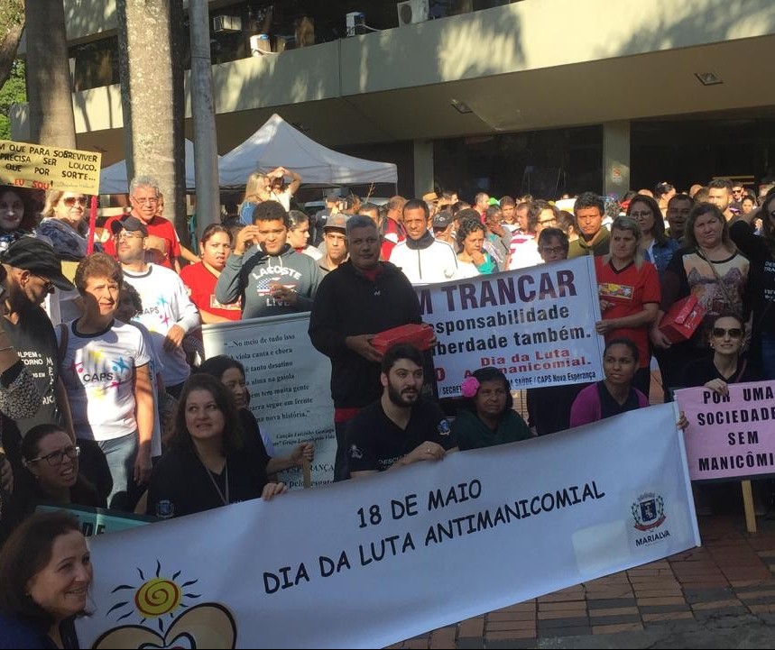 Pacientes com transtornos mentais saem em passeata em Maringá