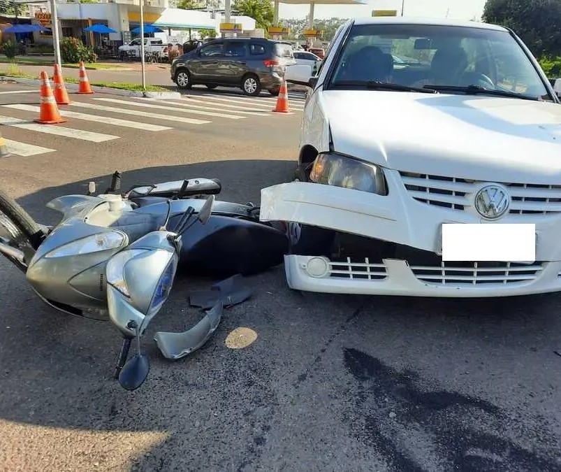 Motociclista de 29 anos fica ferida após colisão com carro em Maringá