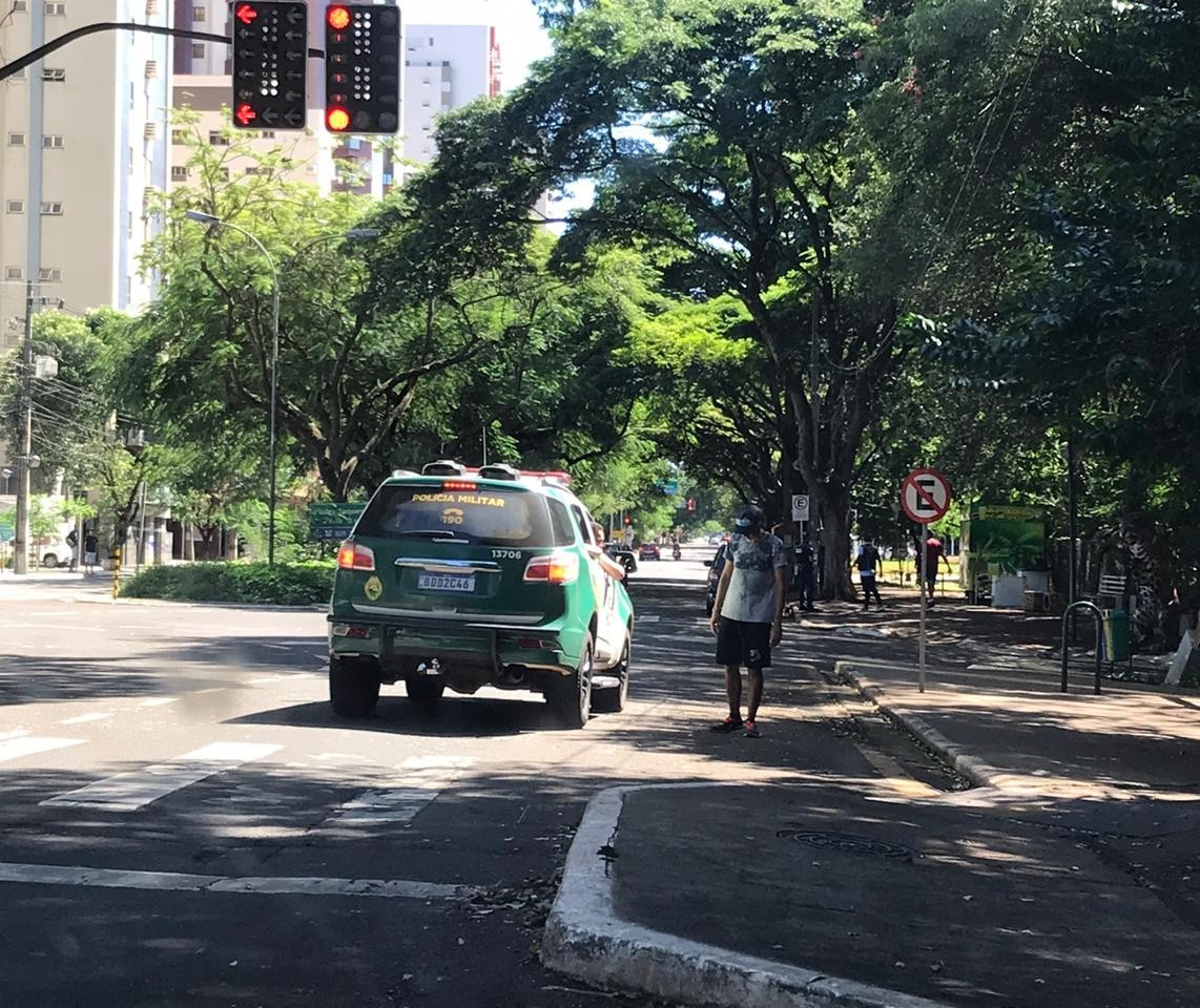 Conscientização do comércio aumenta, mas em parques ainda tem gente