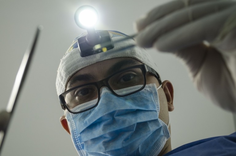 Estresse da pandemia provoca apertamento e inflamação nos dentes